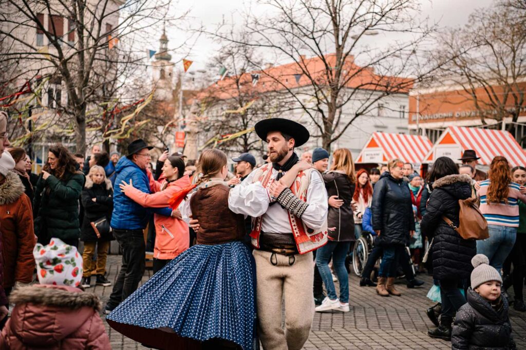 Na uliciach sa tancovalo. Bratislavské fašiangy 2023. Foto Lucia Benediková