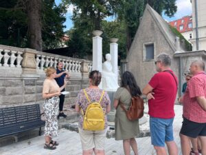 Dom hudby, nádvorie. Účastníci workshopu počúvajú výklad