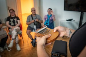Zážitkovo – vzdelávací workshop pre nevidiacich: Dotkni sa hudby, ukážka nástroja