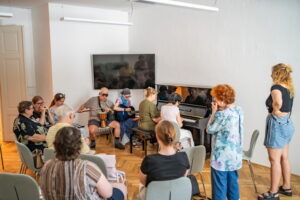 Zážitkovo – vzdelávací workshop pre nevidiacich: Dotkni sa hudby, účastníci*čky podujatia muzicírujú