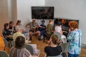 Zážitkovo – vzdelávací workshop pre nevidiacich: Dotkni sa hudby, účastníci*čky podujatia muzicírujú