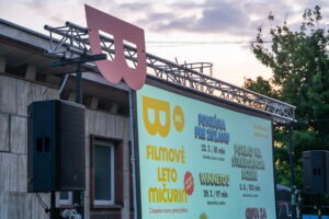 Filmové leto Mičurin. Led obrazovka s programom Bratislavského kutúrneho leta