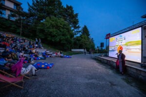 Filmové leto Mičurin, návštevníci a návštevníci sledujú film