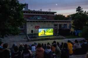 Filmové leto Mičurin, pohľad na amfiteáter počas večerného premietania