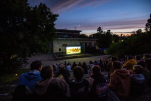 Filmové leto Mičurin, večerné premietanie v amfiteátri
