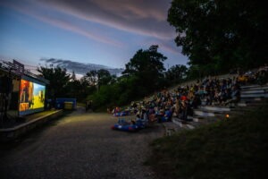Filmové leto Mičurin, pohľad na amfiteáter počas premietania, pohľad na publikum