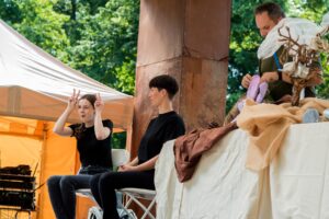 Nedeľná desiata - divadielka pre deti tlmočí tlmočníčka do slovenského posunkového jazyka