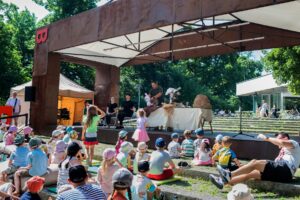 Ušaté dobrodružstvá - Nedeľná desiata, deti sledujú divadelné predstavenie