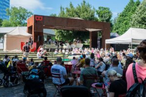 Kultúrna scéna v Sade Janka Kráľa - deti sledujú divadielko v rámci cyklu Nedeľná desiata