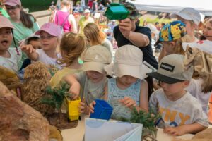 Deti počas Nedeľnej desiaty v Sade Janka Kráľa počas workshopu