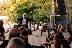 Orchester Slovenská filharmónia hrá na koncerte Finále pri fontáne, Bratislavské kultúrne leto 2025