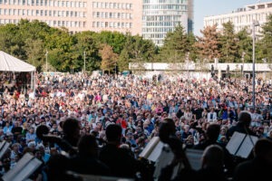Orchester Slovenská filharmónia hrá na koncerte Finále pri fontáne, Bratislavské kultúrne leto 2025