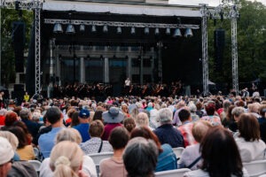 Orchester Slovenská filharmónia hrá na koncerte Finále pri fontáne, Bratislavské kultúrne leto 2025