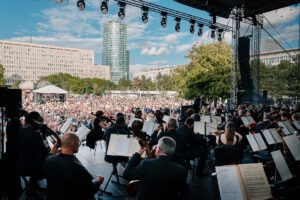 Orchester Slovenská filharmónia hrá na koncerte Finále pri fontáne, Bratislavské kultúrne leto 2025