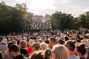 Finále pri fontáne - návštevníci a návštevníčky Bratislavského kultúrneho leta, Námestie slobody