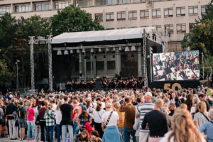 Finále pri fontáne - návštevníci a návštevníčky Bratislavského kultúrneho leta, Námestie slobody