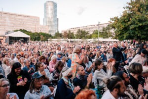 Finále pri fontáne - návštevníci a návštevníčky Bratislavského kultúrneho leta, Námestie slobody