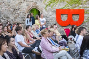 Večer na hradbách, publikum