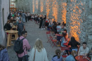 Večer na hradbách, pohľad na uličku pri hradbách