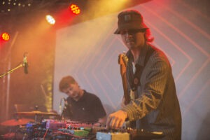 Večer na hradbách, hudobníci