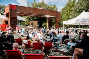 Nedeľná desiata 3. 8. 2025, Féder Teáter – ZaHNIEZDI SA!  Sad Janka Kráľa detské publikum