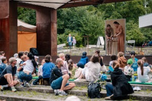 Nedeľná desiata 3. 8. 2025, Féder Teáter – ZaHNIEZDI SA! Sad Janka Kráľa, Herečky na pódiu a detské publikum