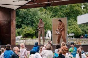 Nedeľná desiata 3. 8. 2025, Féder Teáter – ZaHNIEZDI SA!  Herečky s bábkami na pódiu