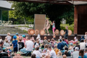 Nedeľná desiata 3. 8. 2025, Féder Teáter – ZaHNIEZDI SA!  Sad Janka Kráľa, divadelné vystúpenie