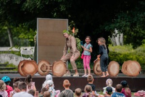 Nedeľná desiata 3. 8. 2025, Féder Teáter – ZaHNIEZDI SA! Herečka s deťmi na pódiu