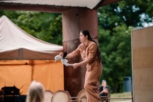 Nedeľná desiata 3. 8. 2025, Féder Teáter – ZaHNIEZDI SA!  Herečka s bábkou