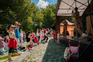 Nedeľná desiata 3. 8. 2025, Féder Teáter – ZaHNIEZDI SA! Deti interagujú s účinkujúcimi