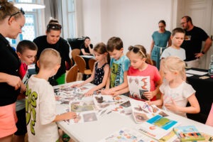 Dom hudby, Zážitkový vzdelávací workshop pre rodiny s deťmi - deti pracujú s obrazovým materiálom