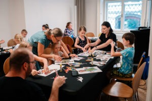 Dom hudby, Zážitkový vzdelávací workshop pre rodiny s deťmi - pohľad na skupinu detí a rodičov