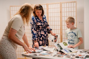 Dom hudby, Zážitkový vzdelávací workshop pre rodiny s deťmi - inštruktorky s dieťaťom prezerajú výsledky prác