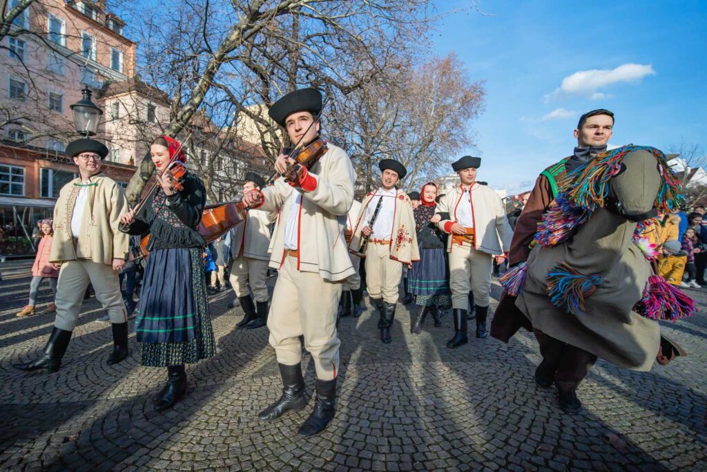 Fašiangový sprievod sprevádza hudba. Foto Adam Kováč