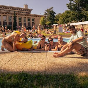 Mičurin Pool Party - návštevníčky a návštevníci pri bazéne