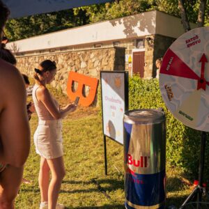Mičurin Pool Party, návštevníčka skenuje QR kód pri kolese šťastia
