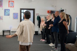 Kristián Szabóo má príhovor počas vernisáže na Bielej 6