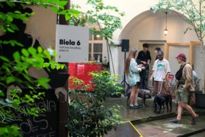 Biela 6 počas vernisáže Kristián Szabóoa