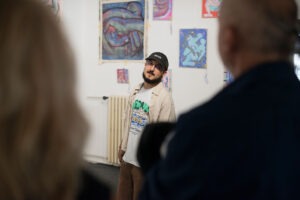 Kristián Szabóo - výtvarník počas vernisáže jeho diel na Bielej 6