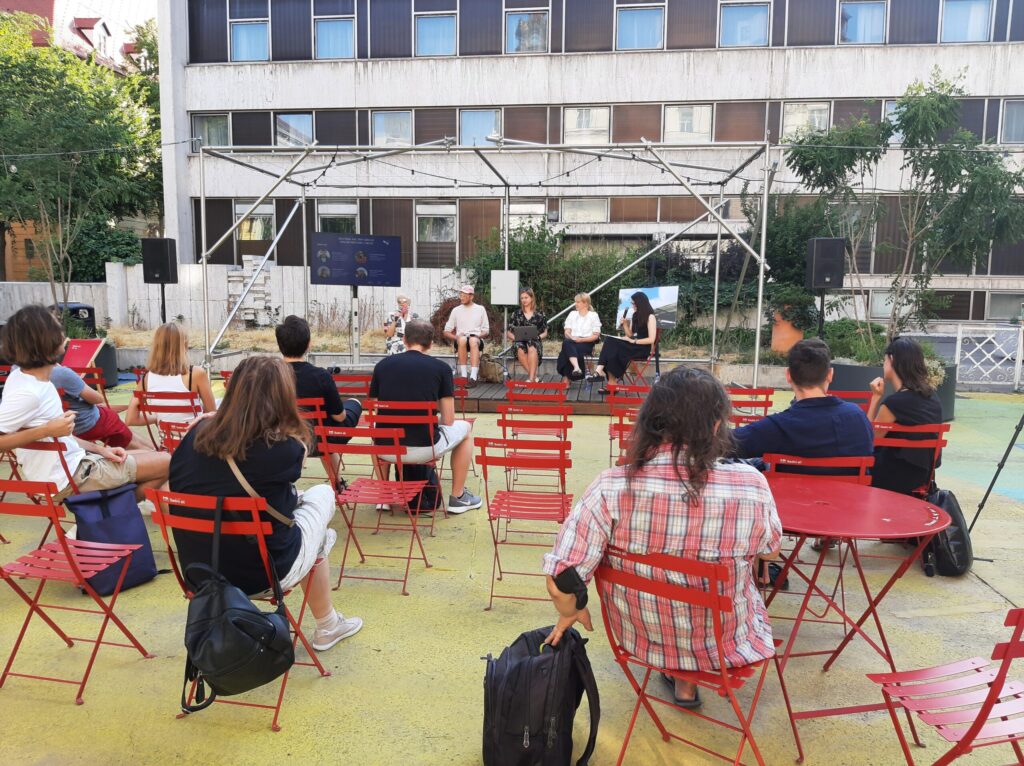 Počas Kultúrneho leta 2021 sa využili aj stoličky z projektu Sadni si!