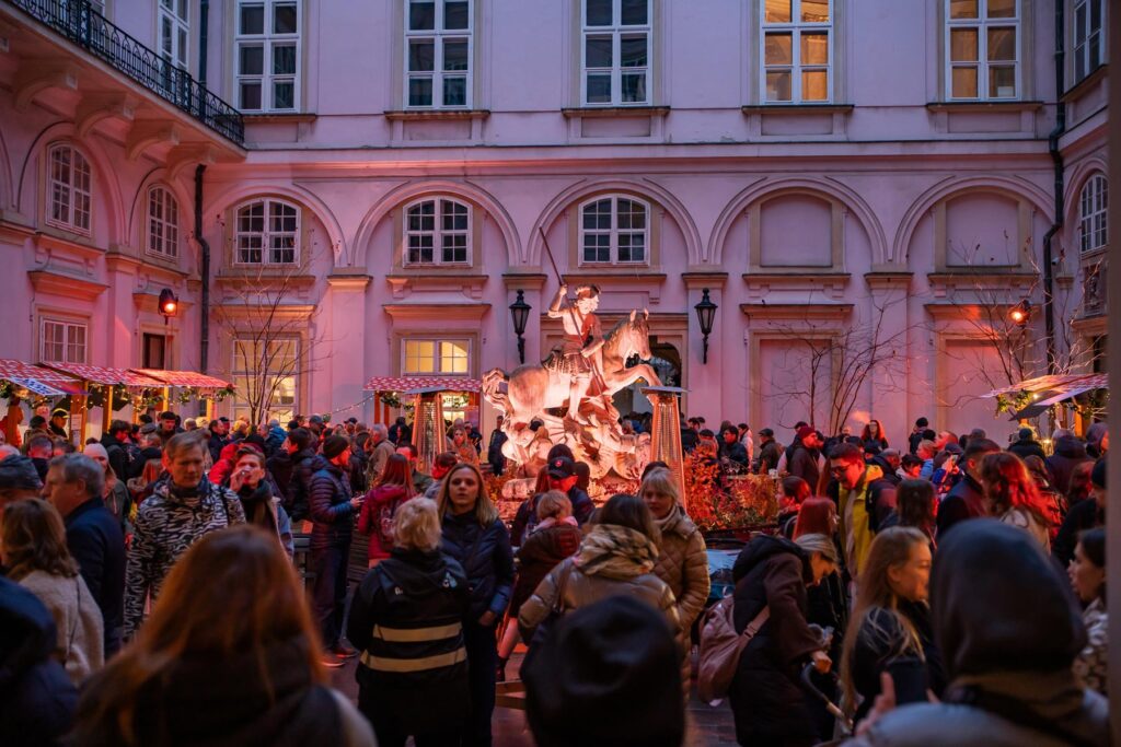 Námestie sv. Juraja plné návštevníkov a návštevníčiek počas Festivalu mladého vína 2025