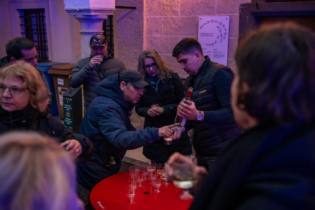 Vinár prezentuje svoje víno počas Festivalu mladého vína 2025