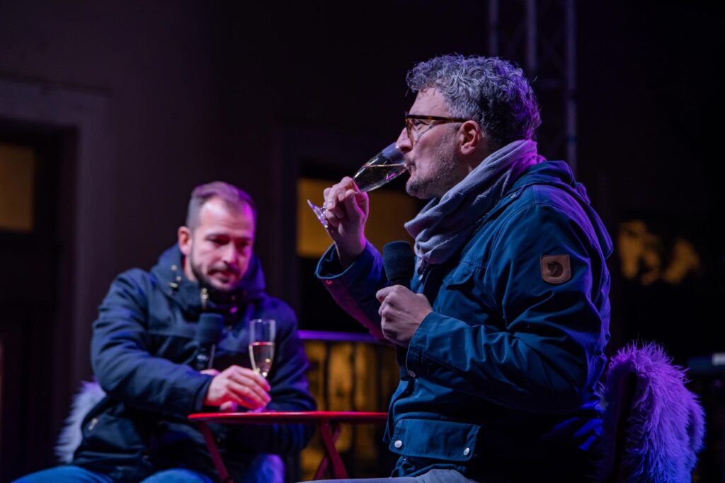 Ludwigom Bagin a Štefan Hrivňák ochutnávajú víno na Festivale mladého vína