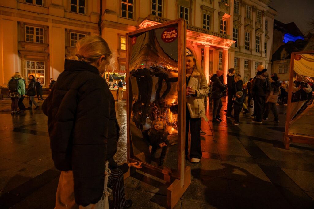 Krivé zrkadlá, inštalácia počas Festivalu mladého vína