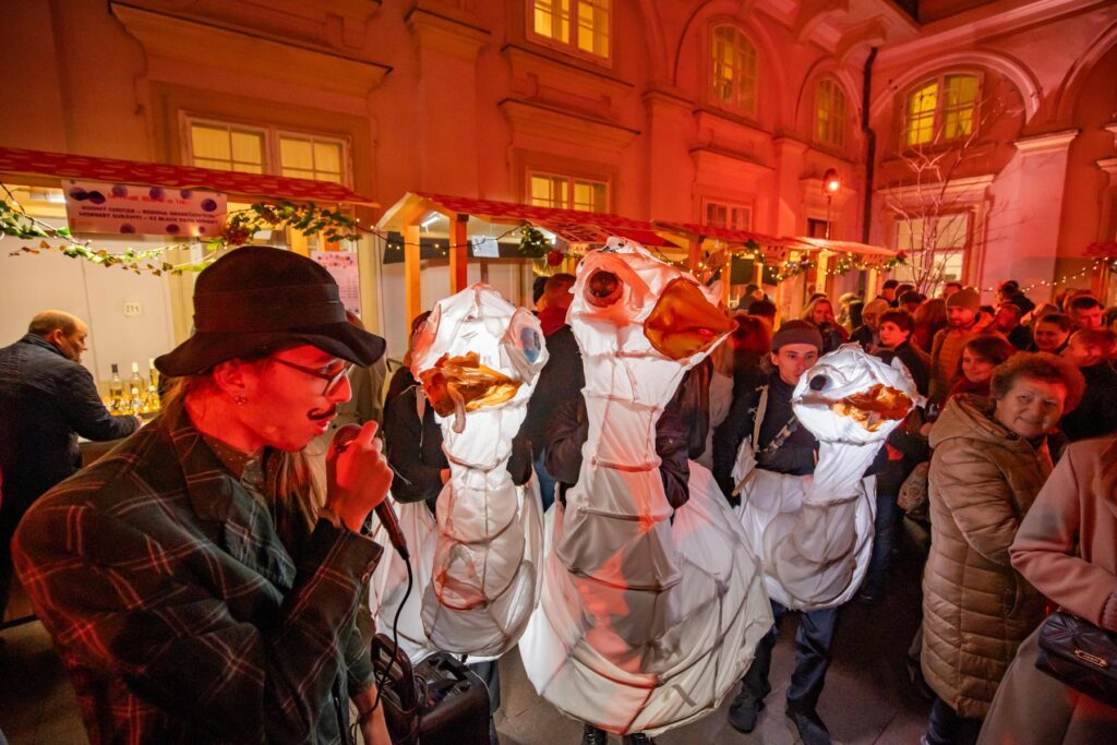 morky z Divadla Š.E.M. počas Festivalu mladého vína prechádzajú ulicami a námestiami