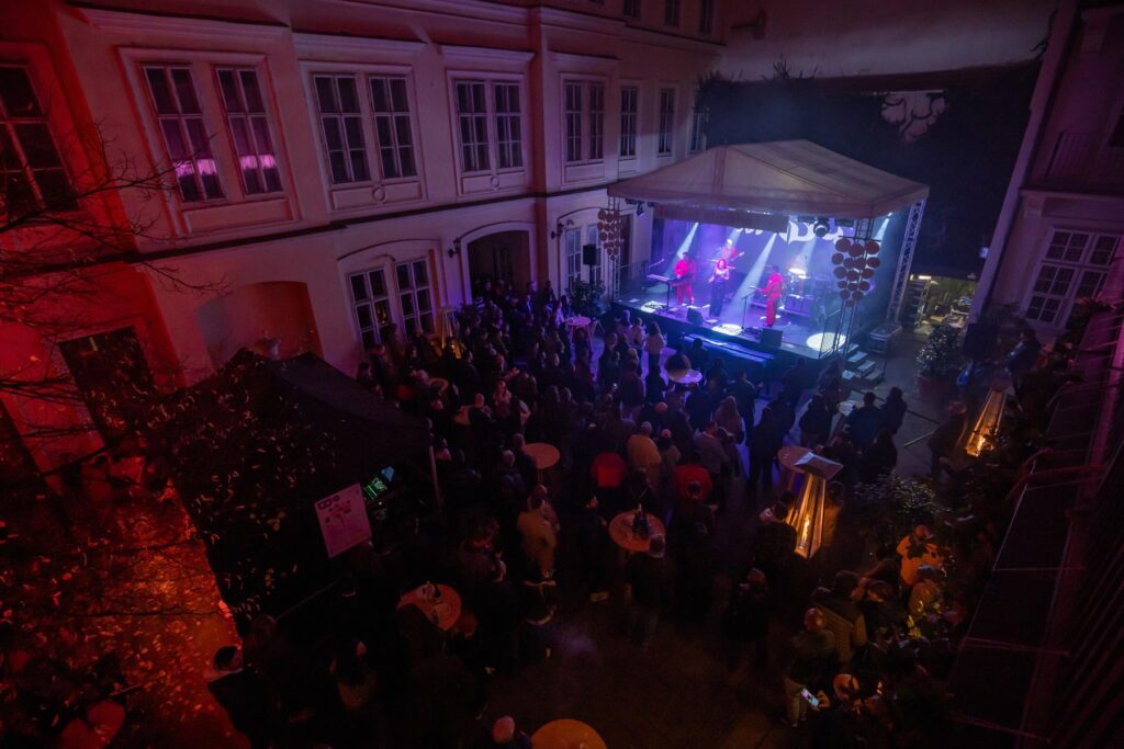 Pódium a publikum na námestí sv. Jána Nepomuckého počas Festivalu mladého vína 2025