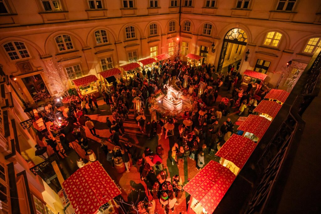 Námestie sv. Juraja, pohľad na večernú náladu počas Festivalu mladého vína 2025