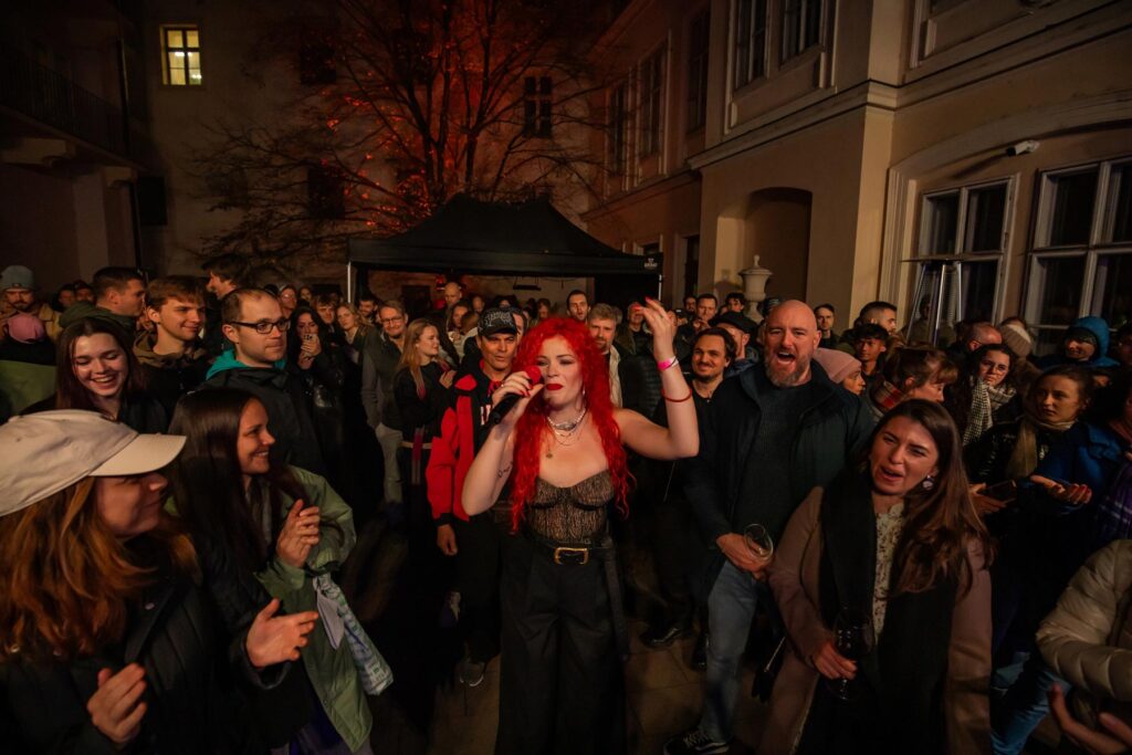 Žofia Darbujánová, speváčka z MYDY spieva uprostred publika