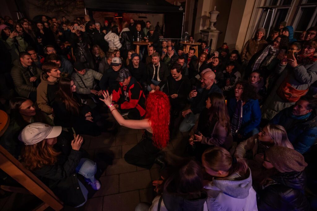 Žofia Darbujánová, speváčka z MYDY medzi fanúšikmi